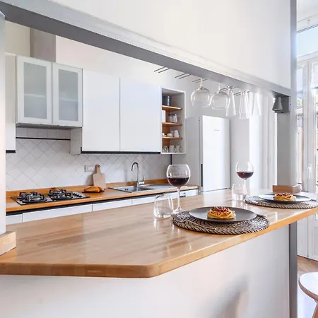 Roomy Flat With Garage - Porta Romana * 밀라노