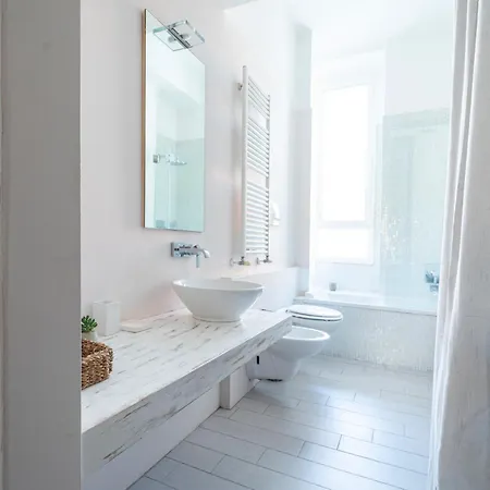 Roomy Flat With Garage - Porta Romana Apartment
