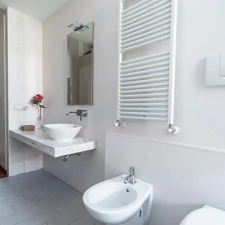 Roomy Flat With Garage - Porta Romana Apartment