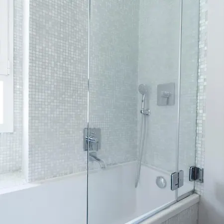 Apartment Roomy Flat With Garage - Porta Romana