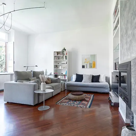 Roomy Flat With Garage - Porta Romana Apartment *