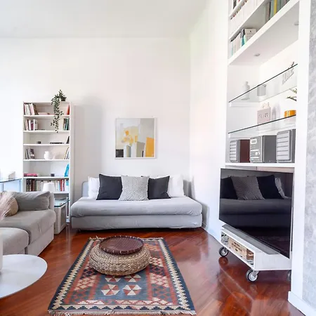 Apartment Roomy Flat With Garage - Porta Romana *