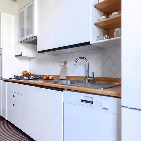 Roomy Flat With Garage - Porta Romana Apartment *