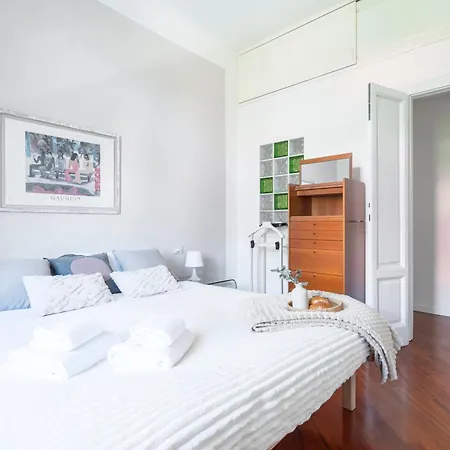 Roomy Flat With Garage - Porta Romana Apartment *