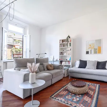 Roomy Flat With Garage - Porta Romana